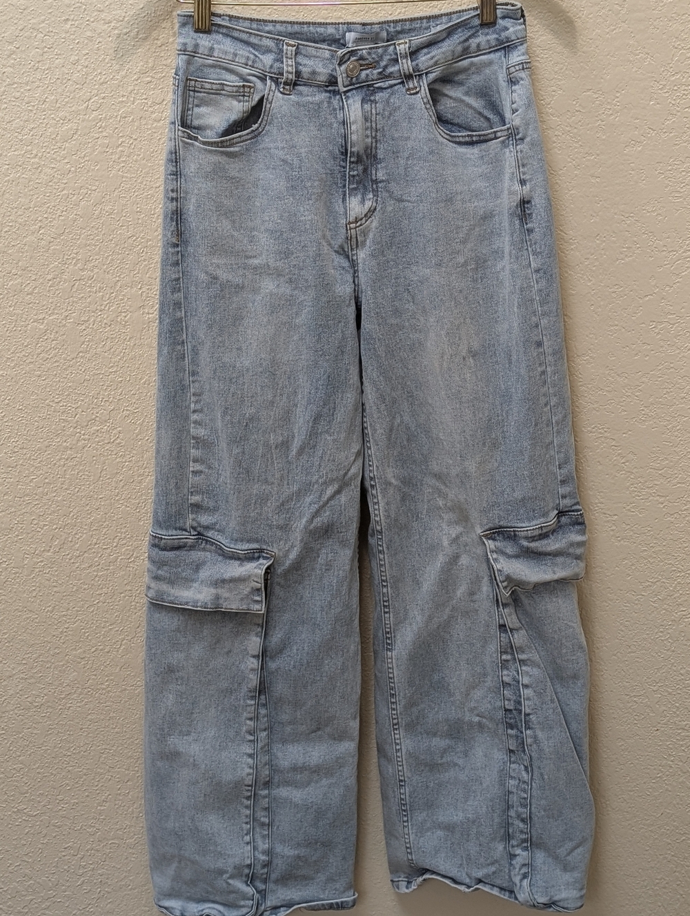 Forever 21 Punk Wide Leg Light Wash Cargo Jeans. Size 28